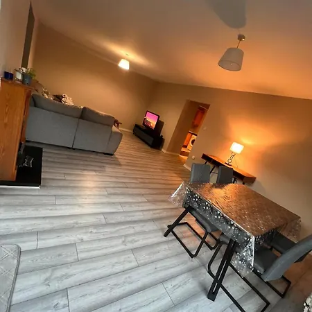 Airport Entire House شقة